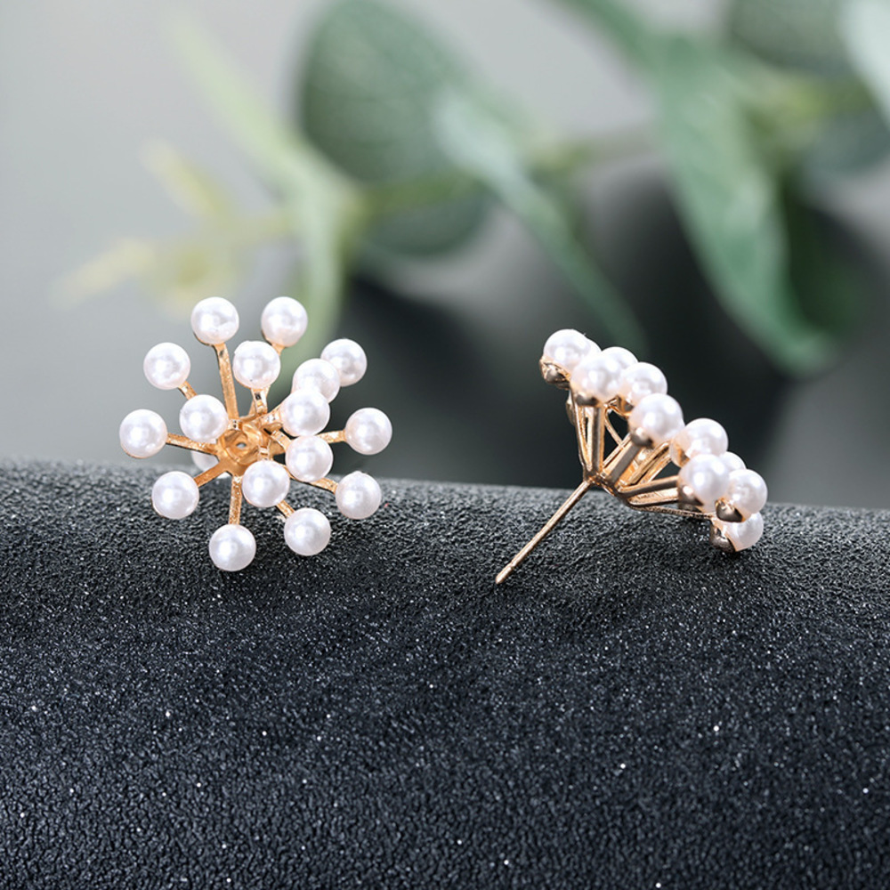 Elegant Geometric Pearl Stud Earrings - Picture 4 of 6